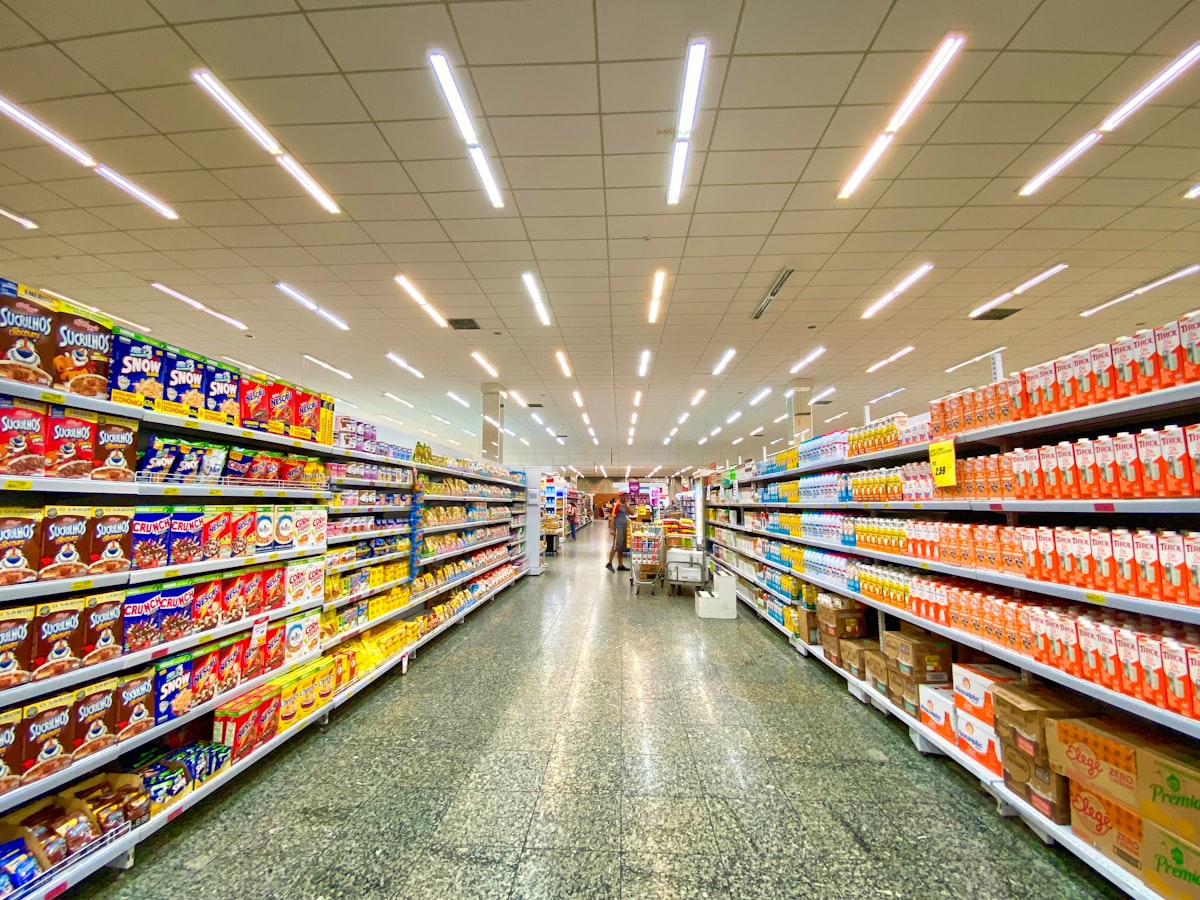 Retail grocery aisles supported by connected store technology